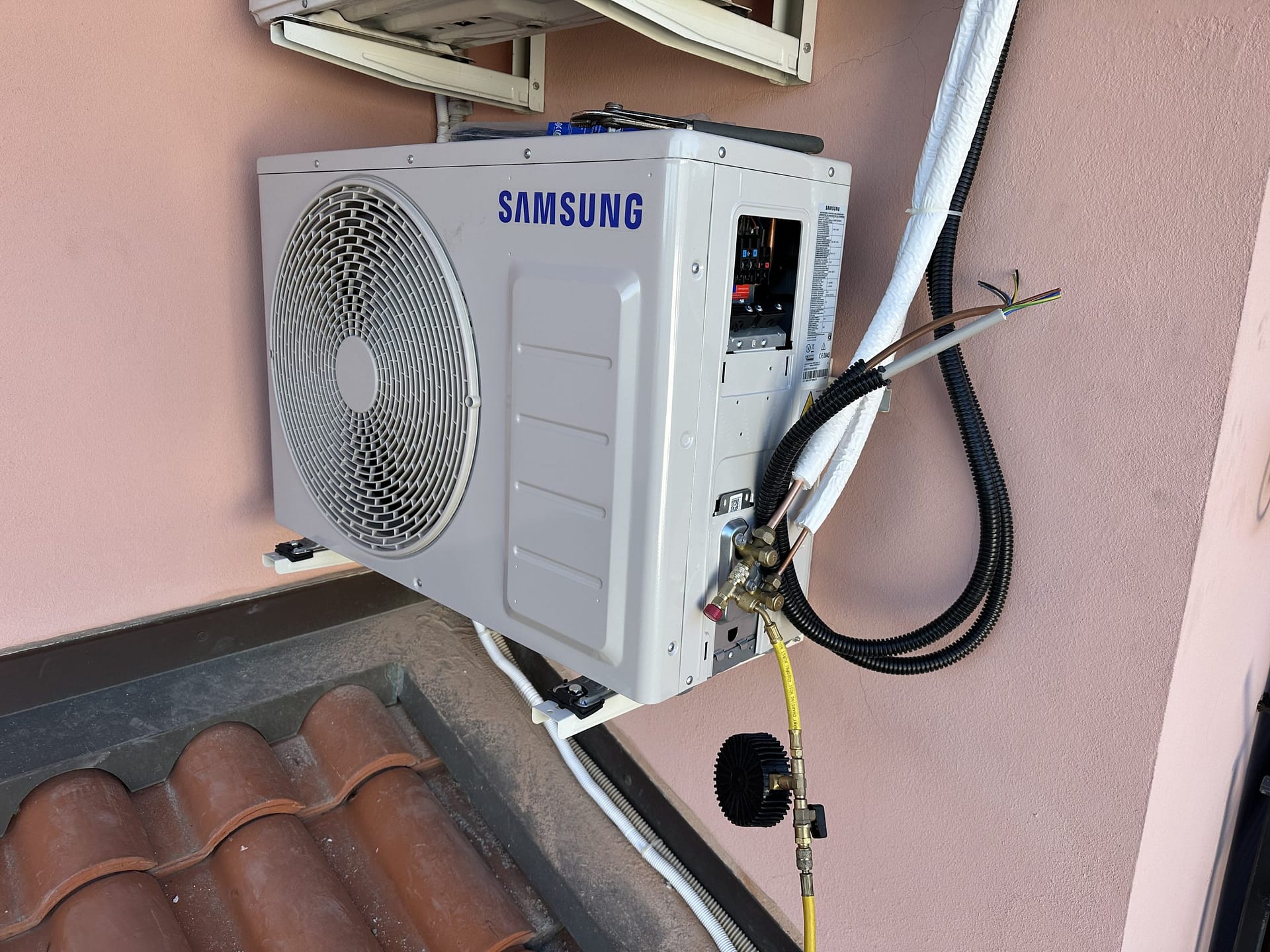 Installazione condizionatore Samsung a parete con rifacimento completo dell'impianto idraulico ed elettrico a Milano.