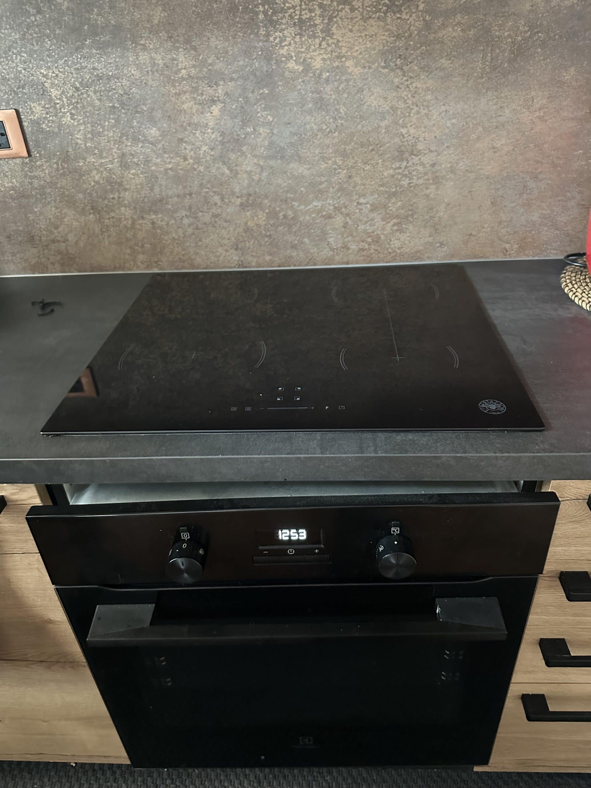Tecnico DanorAssistance esegue la diagnosi e la riparazione di un piano cottura a induzione e di un forno elettrico Bertazzoni a Milano.